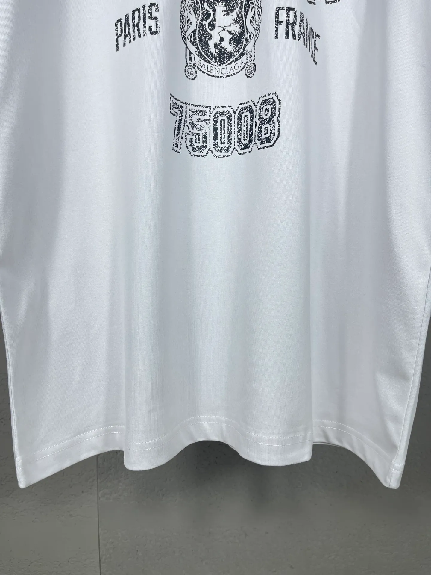 💰150 real photos [Top version. Official website quality] BALENCI*GA/Paris. SS24 latest model, front Saint-Honore art destruction crack print short-sleeved T-shirt. Brick cabinet synchronization. Genuine product developed at the first time, happy to print and compare! The fabric is made of Paris ZP custom-woven and dyed cotton double yarn. Weighing 260 grams, the cloth surface is clean. The cloth pattern is clear, soft and comfortable. The threads are dyed with no color difference. The printing uses environmentally friendly imported materials. The letters are clear and the effect is three-dimensional. The version adopts OS loose shoulder design. Same style for men and women. Code: BL223389 Color: off-white Size: XS S M L